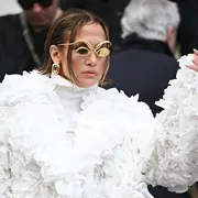 Jennifer Lopez antes de ingresar al exclusivo desfile de Schiaparelli.