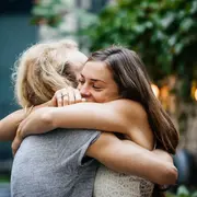 Un abrazo puede atenuar el estado emocional negativo y regular las hormonas resposables de la felicidad.