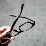 6 trucos para eliminar manchas y rayas de los anteojos.