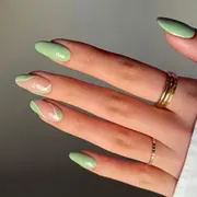7 diseños de nail art en color matcha para que te inspires.