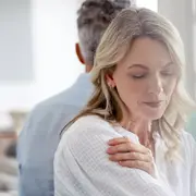 Desde la Asociación Estadounidense de Personas Jubiladas (AARP), se estima que alrededor de un millón de personas que llevan casadas 50 años se divorcian cada año en el mundo.