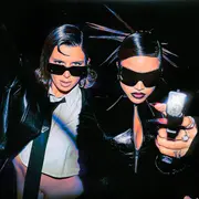 Los increíbles looks futuristas de Emilia y Nathy Peluso en el estreno de Jet Set.