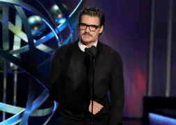 Pedro Pascal rompió el silencio y reveló qué le pasó en el brazo.