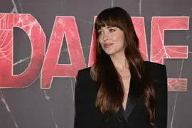 Dakota Johnson estrena la nueva colección de Versace en la premiere de Madame Web.