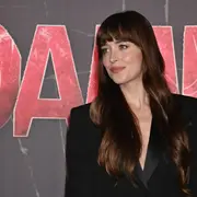 Dakota Johnson estrena la nueva colección de Versace en la premiere de Madame Web.