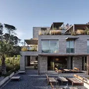 CasaGrande emerge como un tetris en el bosque nativo de La Juanita, Uruguay.