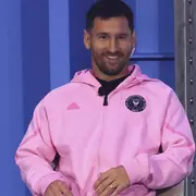 El momento en el que Lionel Messi habló en inglés y presentó la nueva camiseta del Inter Miami.