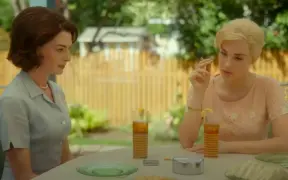 Anne Hathaway y Jessica Chastain en un momento de intimidad para estas dos amigas.  