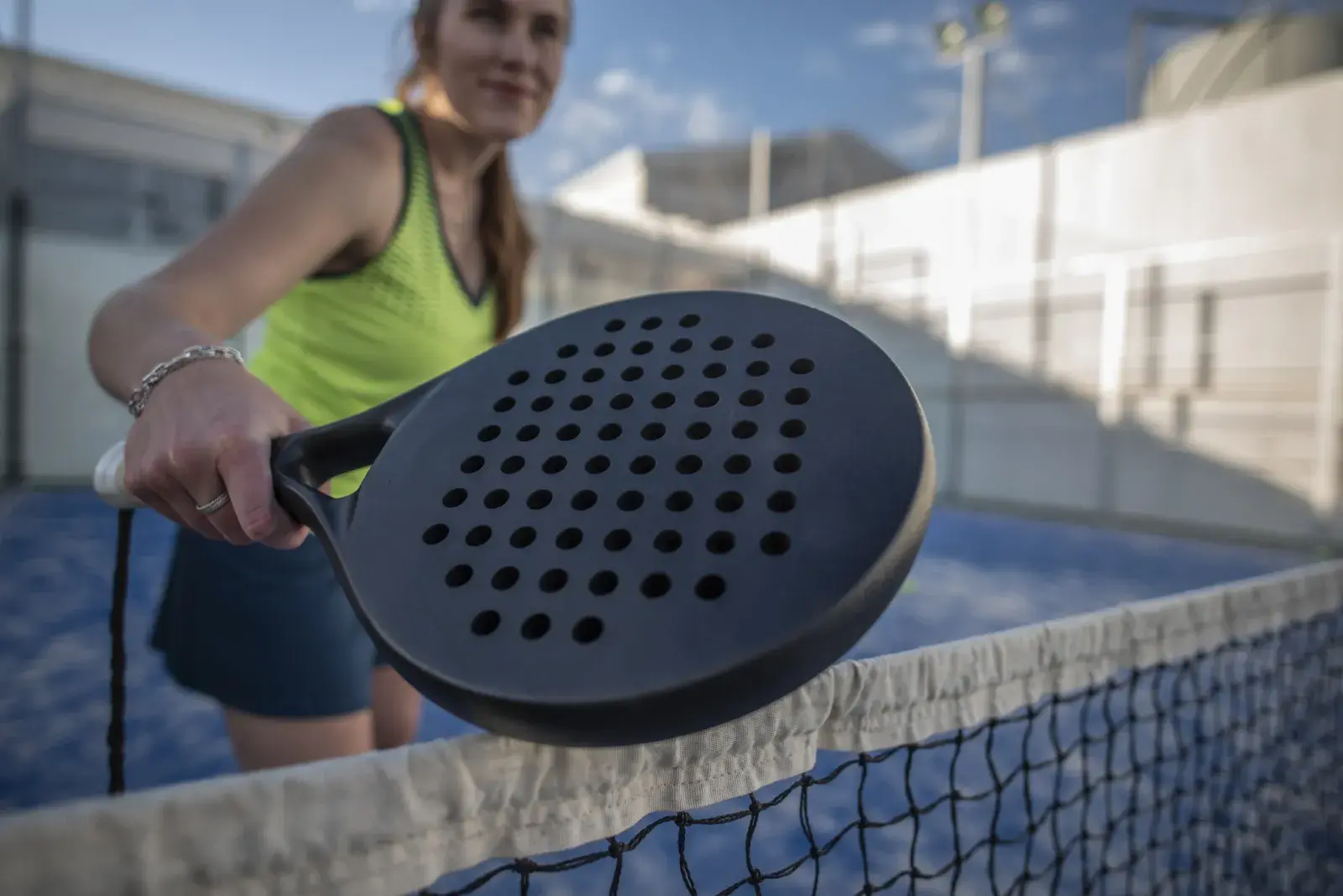 Pádel: beneficios de este deporte para las mujeres.