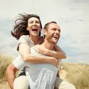 3 hábitos que aumentan la felicidad, según Harvard.