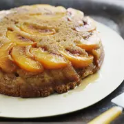 Torta matera de duraznos, una receta de Jimena Monteverde.