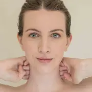 4 posturas para ayudar a reducir nuestras ojeras.