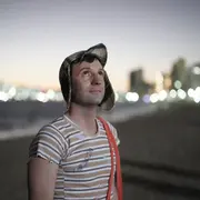 Pablo Cruz Guerrero como El chavo del 8 en la serie de Max sobre Roberto Gómez Bolaños.