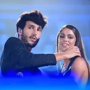 Sebastián Yatra junto a Tini Stoessel en 2019, durante los Premios Juventud.
