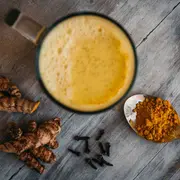 Qué es la leche dorada, la bebida que reduce el nivel de triglicéridos