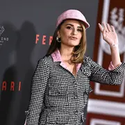 Penélope Cruz impone tendencia en la premiere de Ferrari.