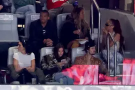 Hailey and Justin Bieber en el Super Bowl. 