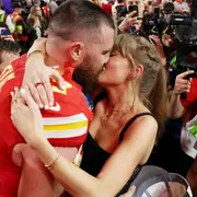 El romántico beso de Taylor Swift y Travis Kelce tras la victoria del deportista en el Super Bowl