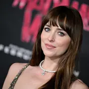 Dakota Johnson participó de la alfombra roja de la película Madame Web y su look se llevó todas las miradas
