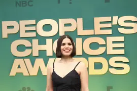 La estrella de Barbie, America Ferrera, en la alfombra roja de los People's Choice Awards 2024.