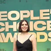 La estrella de Barbie, America Ferrera, en la alfombra roja de los People's Choice Awards 2024.