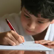 Según los expertos aprender a escribir en cursiva tiene amplios beneficios.