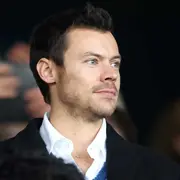 Harry Styles presenció el último partido del Manchester United con un look que sorprendió a todos