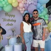 Lionel Messi y Antonela Roccuzzo posando en un cumpleaños de la rosarina.