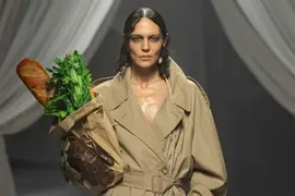 La modelo lució sobre la pasarela un trench por debajo de la rodilla en color camel y un collar de perlas