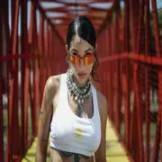 María Becerra en el videoclip de Primer aviso.