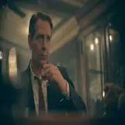 Ben Mendelsohn interpreta a Christian Dior en The New Look.