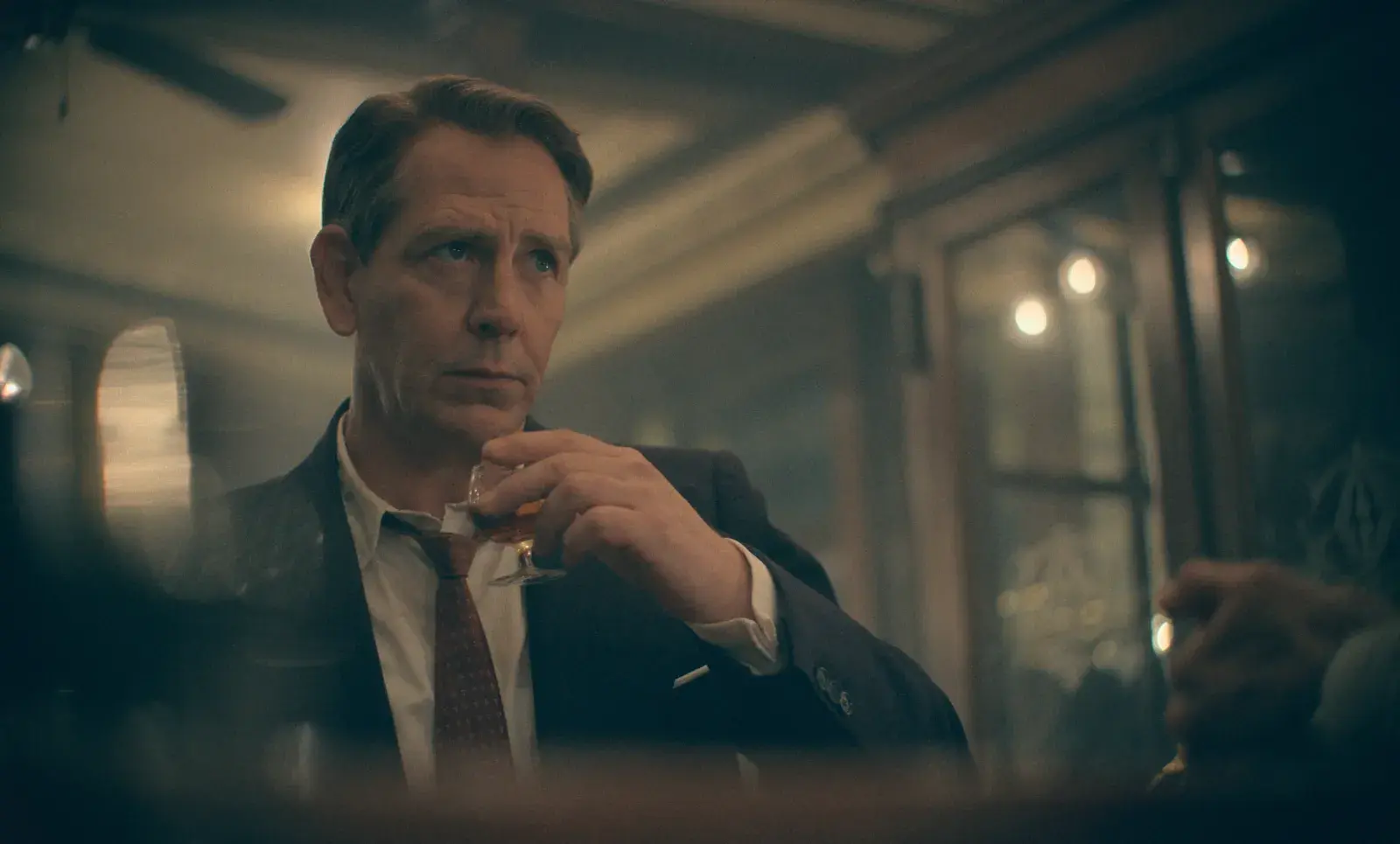 Ben Mendelsohn interpreta a Christian Dior en The New Look.
