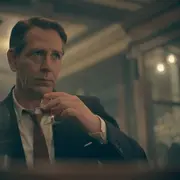 Ben Mendelsohn interpreta a Christian Dior en The New Look.