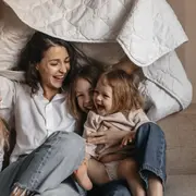 Tía y sobrinas arman un vínculo de complicidad único y duradero.