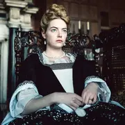 Emma Stone es la gran protagonista de La favorita.
