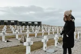 Nuestra cronista en el Cementerio de Darwin, el lugar en el que descansan con honor los héroes de Malvinas caídos en combate.