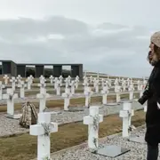 Nuestra cronista en el Cementerio de Darwin, el lugar en el que descansan con honor los héroes de Malvinas caídos en combate.