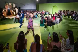 El desfile de Helena Dakak fue en Galpón LABA: bajo la mirada de Constanza.