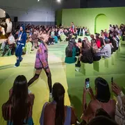 El desfile de Helena Dakak fue en Galpón LABA: bajo la mirada de Constanza.