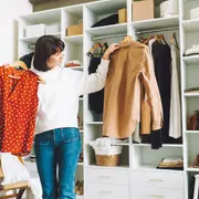 Es que es la manera ideal para reducir el volumen de tus prendas hasta en un 80%, ahorrando espacio y protegiéndolas del polvo, los insectos y la humedad.