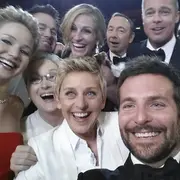 Ellen DeGeneres, Meryl Streep, Julia Roberts, Brad Pitt, Angelina Jolie, Bradley Cooper, Jennifer Lawrence y Lupita Nyong'o en la selfie histórica de los Oscar.