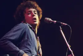 Eric Carmen, líder de The Raspberries, en una presentación en Atlanta de 1975.