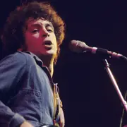 Eric Carmen, líder de The Raspberries, en una presentación en Atlanta de 1975.