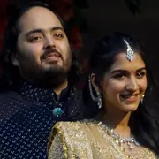 Anant Ambani y Radhika Merchant celebrando su compromiso.