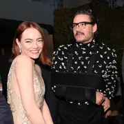 Pedro Pascal y Emma Stone durante los Golden Globes 2024.
