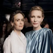 Sarah Paulson y Cate Blanchett en el desfile de Louis Vuitton en la Semana de la Moda en París.