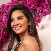 Olivia Munn en la entrega de los Oscars 2024, tres dias antes de revelar su diagnóstico de cáncer de mama.