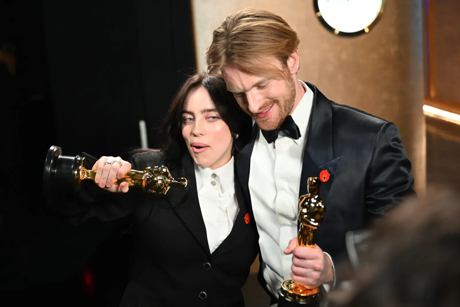 Billie Eilish y Finneas O’Connell en la entrega de los Premios Oscar 2024.