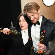 Billie Eilish y Finneas O’Connell en la entrega de los Premios Oscar 2024.