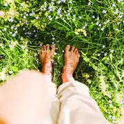 Grounding: ¿por qué hace bien caminar descalza?